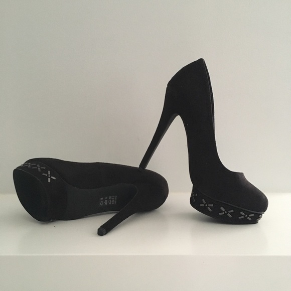 Black Pump with Stud Detail and Island Platform - Picture 3 of 6